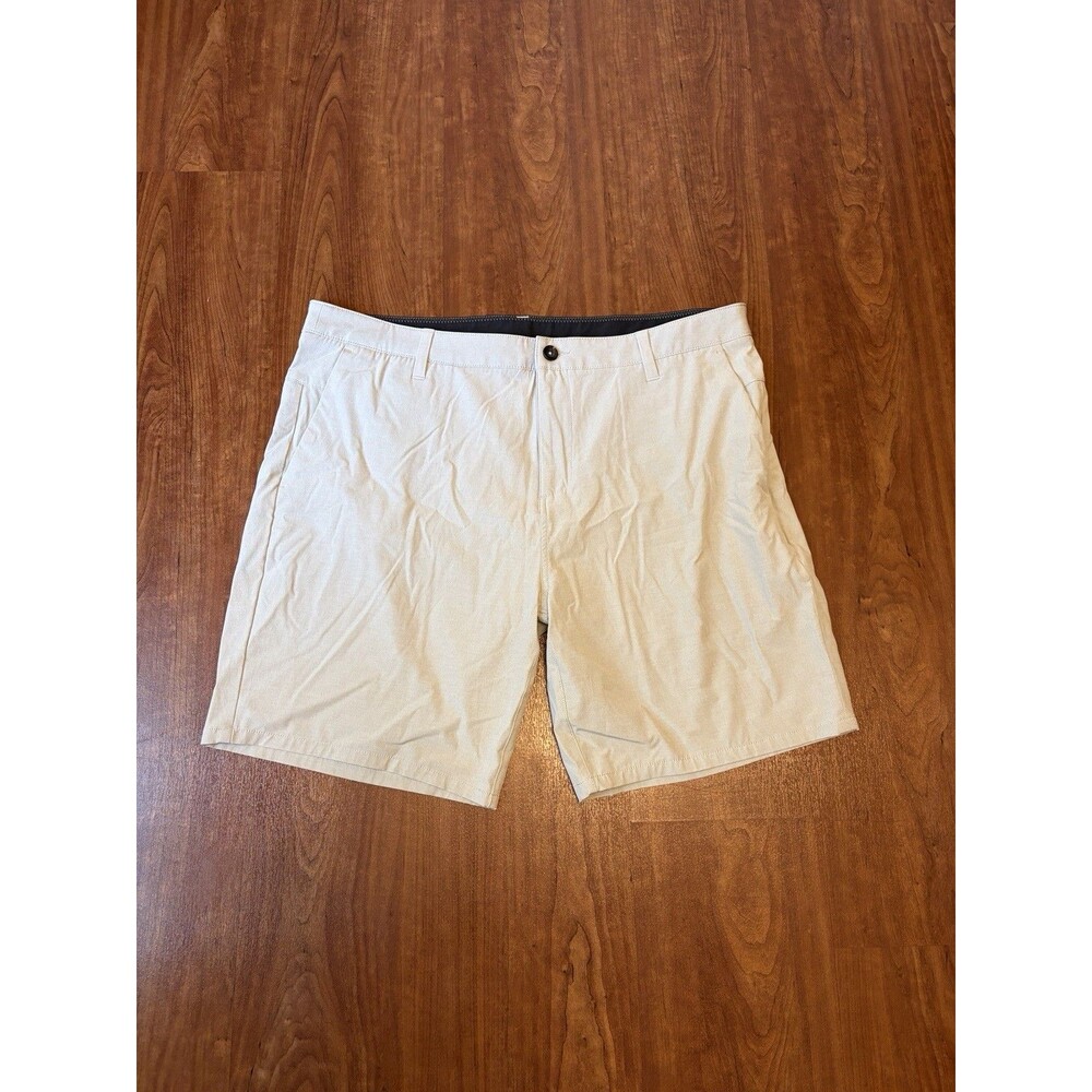 Vuori Aim Short Performance Chino light gray Size 38 Active Lifestyle Shorts